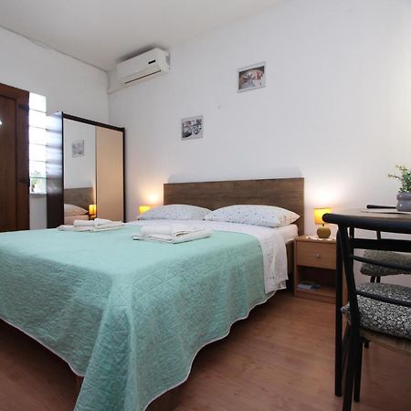 Apartments Antolovic ロヴィニ エクステリア 写真