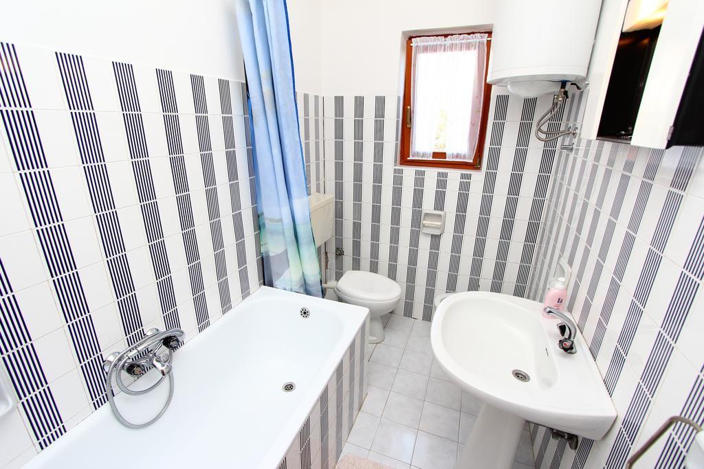 Apartments Antolovic ロヴィニ エクステリア 写真