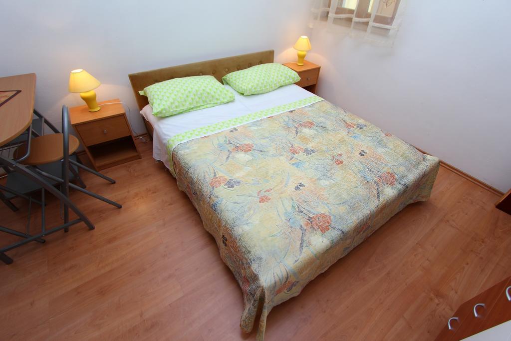 Apartments Antolovic ロヴィニ エクステリア 写真