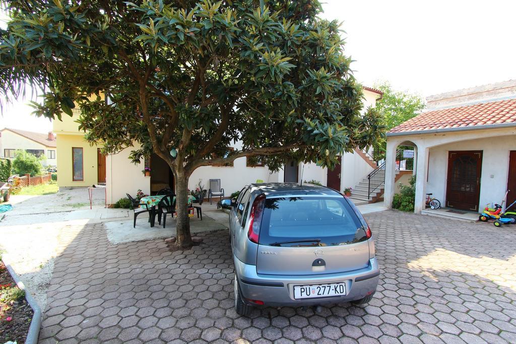 Apartments Antolovic ロヴィニ エクステリア 写真